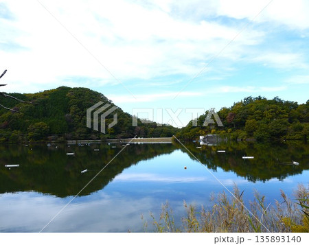 千代田湖に映る空と山 千代田湖に映る空と山 135893140