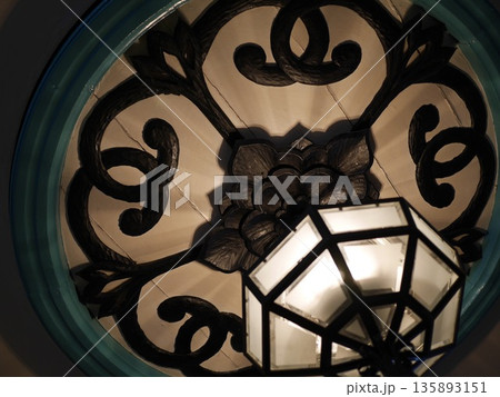 明治の意匠が息づく国宝・旧開智学校の美しい天井照明 2015.1.29 長野県松本市, 日本 明治の意匠が息づく国宝・旧開智学校の美しい天井照明 2015.1.29 長野県松本市, 日本 135893151
