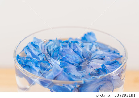 カーネーションの青い花びらを水に浮かべてマクロ撮影28 カーネーションの青い花びらを水に浮かべてマクロ撮影28 135893191