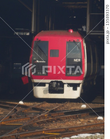 車庫で出番を待つ長野電鉄特急2100系スノーモンキー 2015.01 長野県 135893370