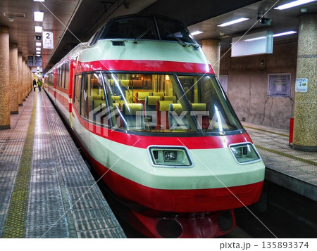 長野電鉄の地下駅ホームに停車する特急ゆけむり号 2015.01 長野県 長野電鉄の地下駅ホームに停車する特急ゆけむり号 2015.01 長野県 135893374
