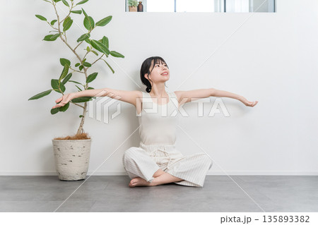 家でストレッチ・深呼吸するアジア人女性（脱毛・ヨガ） 135893382