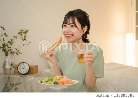 晩御飯を食べる一人暮らしの若いアジア人女性 135893395
