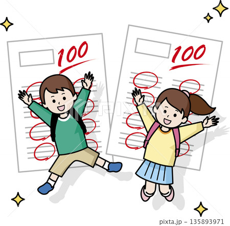 100点をとって喜ぶ男の子と女の子 135893971