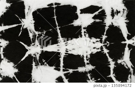 タイダイと手描きペイントから生まれた、大胆なアートワーク タイダイと手描きペイントから生まれた、大胆なアートワーク 135894172