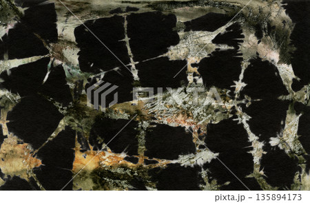 タイダイと手描きペイントから生まれた、大胆なアートワーク タイダイと手描きペイントから生まれた、大胆なアートワーク 135894173