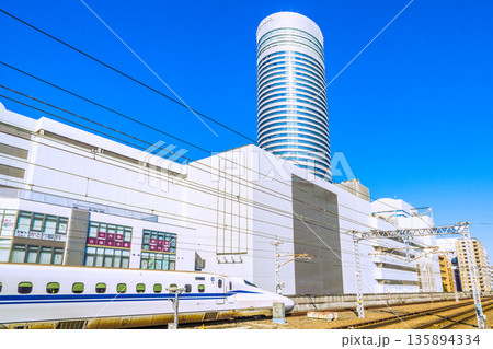 日本の横浜都市景観躍進する新横浜。インバウンド続く…新幹線や横浜プリンスホテルなどを望む。いざ、新時 日本の横浜都市景観躍進する新横浜。インバウンド続く…新幹線や横浜プリンスホテルなどを望む。いざ、新時 135894334