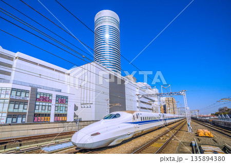 日本の横浜都市景観インバウンド続く…新幹線や太陽光を反射する横浜プリンスHなどを望む。希望の光… 日本の横浜都市景観インバウンド続く…新幹線や太陽光を反射する横浜プリンスHなどを望む。希望の光… 135894380