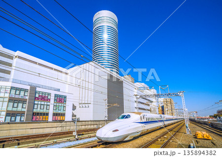 日本の横浜都市景観インバウンド続く…新幹線や太陽光を反射する横浜プリンスHなどを望む。希望の光… 日本の横浜都市景観インバウンド続く…新幹線や太陽光を反射する横浜プリンスHなどを望む。希望の光… 135894382