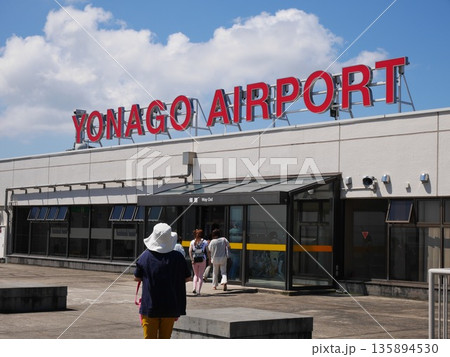 青空に映える米子空港の赤いロゴと展望デッキ 2014.9.6 境港市, 日本 135894530