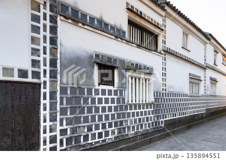 岡山県倉敷市　倉敷美観地区の街並み 135894551