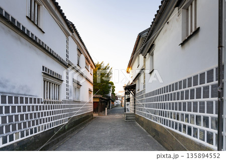 岡山県倉敷市　倉敷美観地区の街並み 135894552