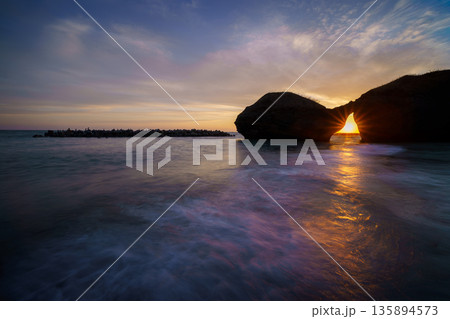 美しい海岸の夕景 美しい海岸の夕景 135894573