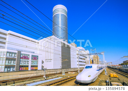 日本の横浜都市景観インバウンド続く…新幹線や横浜プリンスホテルなどを望む。輝く未来へ 135894578