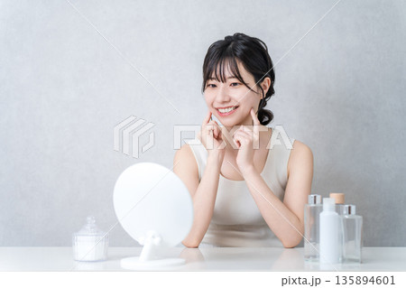 鏡を見て美容,スキンケア,フェイシャルケアをする若いアジア人女性 鏡を見て美容,スキンケア,フェイシャルケアをする若いアジア人女性 135894601