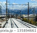 雪に覆われた線路と遠くの山々が織りなす冬の信州の鉄道風景 2026.1 長野, 日本 135894661