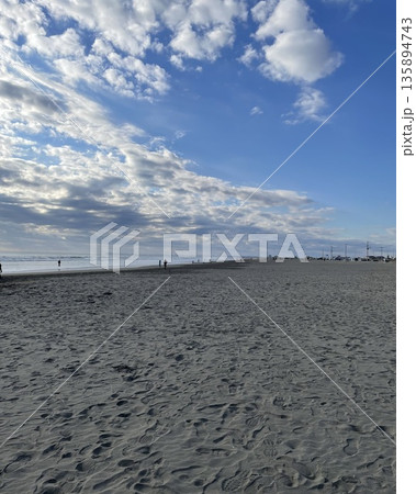 海辺の風景:雲と水平線 海辺の風景:雲と水平線 135894743