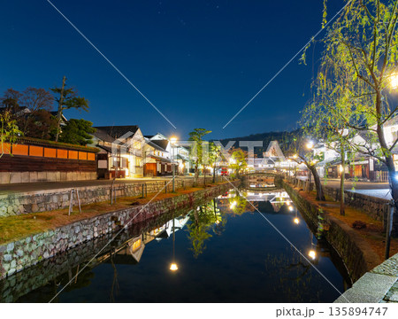 岡山県倉敷市　倉敷美観地区の街並み(夜景) 135894747