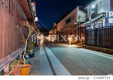 岡山県倉敷市 倉敷美観地区の街並み(夜景) 岡山県倉敷市 倉敷美観地区の街並み(夜景) 135894754