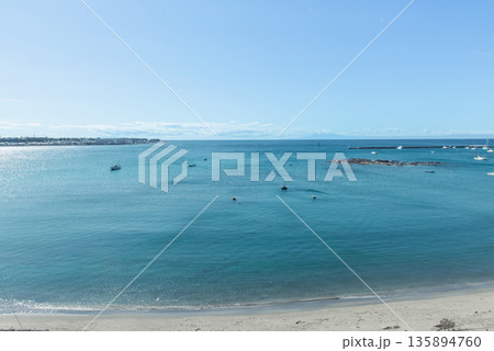 穏やかな入江と砂浜が続く海岸 三浦半島・佐島漁港 穏やかな入江と砂浜が続く海岸 三浦半島・佐島漁港 135894760