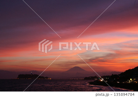 夕焼けに染まる富士山遠望 135894784