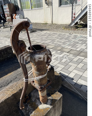 錆びた手押しポンプと静かな街角 135894945