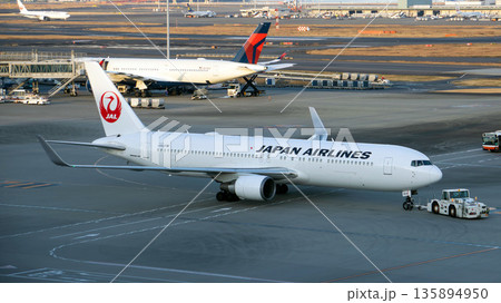羽田空港で牽引されるJALのボーイング767 135894950