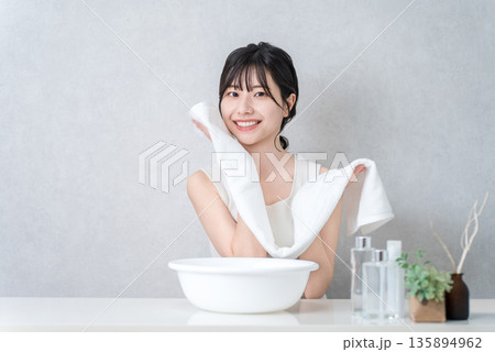 洗顔・タオルドライする若いアジア人女性（洗顔料） 135894962