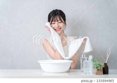 洗顔・タオルドライする若いアジア人女性（洗顔料） 135894965