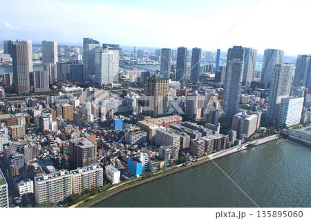 聖路加タワーから月島を望む（東京都中央区） 135895060