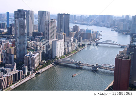 聖路加タワーから隅田川を望む(奥:築地大橋・手前:勝鬨橋)(東京都中央区) 聖路加タワーから隅田川を望む(奥:築地大橋・手前:勝鬨橋)(東京都中央区) 135895062