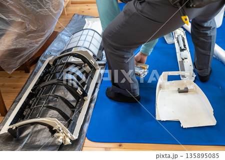 エアコンをクリーニングする前に部品を外したところ 135895085