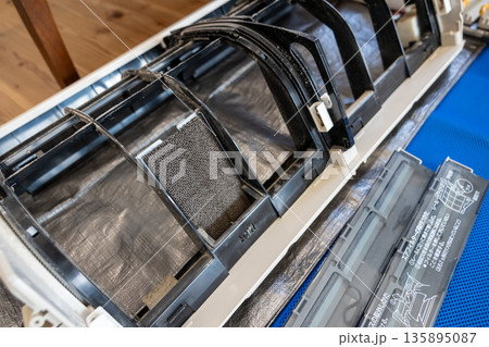 エアコンをクリーニングする前に部品を外したところ 135895087