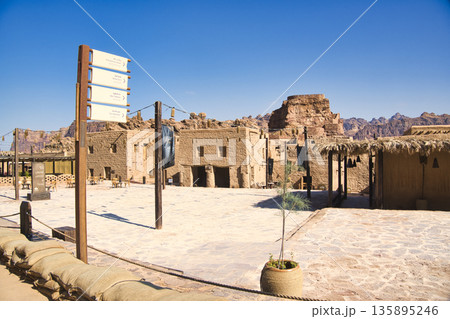 アル・ウラのオールドタウンの美しい街並み 135895246