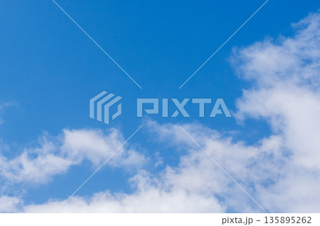 秋の爽やかな空　青空と雲のアップ13 135895262