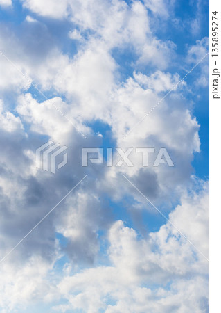 初冬の空　青空とフワフワの雲のアップ86 135895274