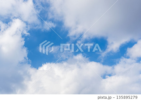 初冬の空　青空とフワフワの雲のアップ91 135895279