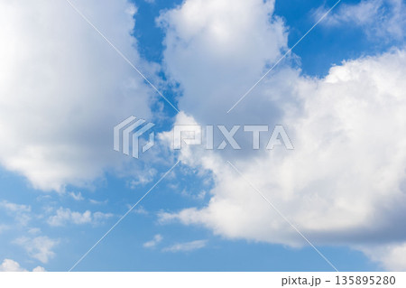初冬の空　青空とフワフワの雲のアップ92 135895280