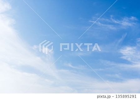 初冬の空　青空と雲01 135895291