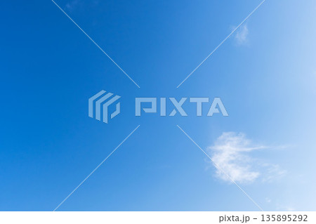 初冬の空　青空と雲02 135895292