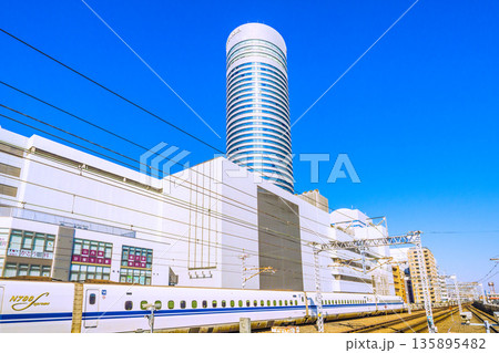 日本の横浜都市景観新時代へ。インバウンド続く…新幹線や横浜プリンスホテルなどを望む。躍進の未来へ 日本の横浜都市景観新時代へ。インバウンド続く…新幹線や横浜プリンスホテルなどを望む。躍進の未来へ 135895482