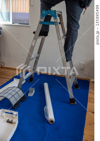 エアコンのクリーニングで部品を外して養生したところ エアコンのクリーニングで部品を外して養生したところ 135895499