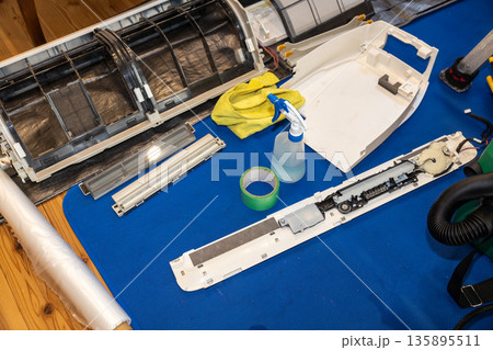 エアコンをクリーニングする前に部品を外したところ エアコンをクリーニングする前に部品を外したところ 135895511