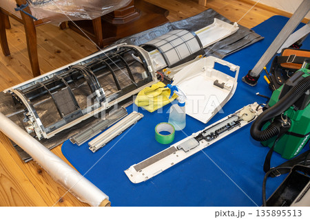 エアコンをクリーニングする前に部品を外したところ 135895513