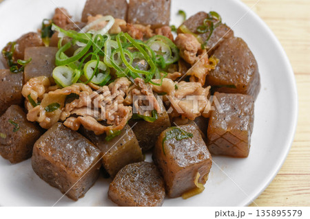コンニャクと豚肉の炒め物 コンニャクと豚肉の炒め物 135895579