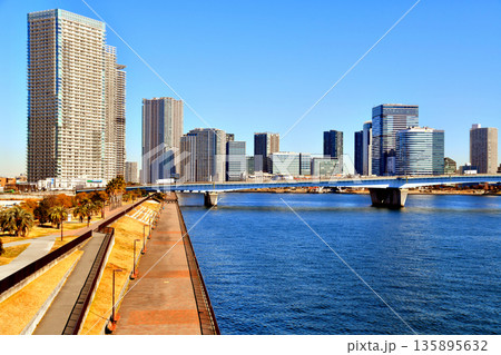 豊洲大橋より晴海大橋、ららぽーと豊洲方面を望む(東京都中央区)【2026.1】 豊洲大橋より晴海大橋、ららぽーと豊洲方面を望む(東京都中央区)【2026.1】 135895632