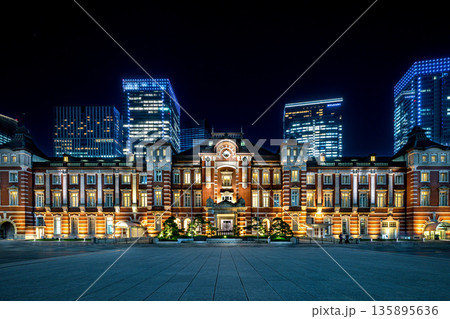 東京駅 夜景 135895636