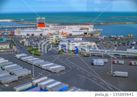 コンテナが並ぶ港　ミニチュア風 135895641