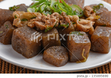 コンニャクと豚肉の炒め物 135895690