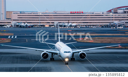 羽田空港を正面から走行するJALの大型機 135895812